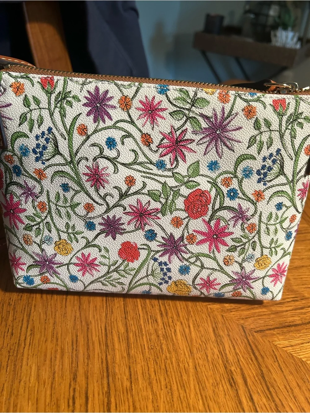 New D & B White Floral Crossbody with Brown Leather Strap & Matching Wristlet - Picture 6 of 15